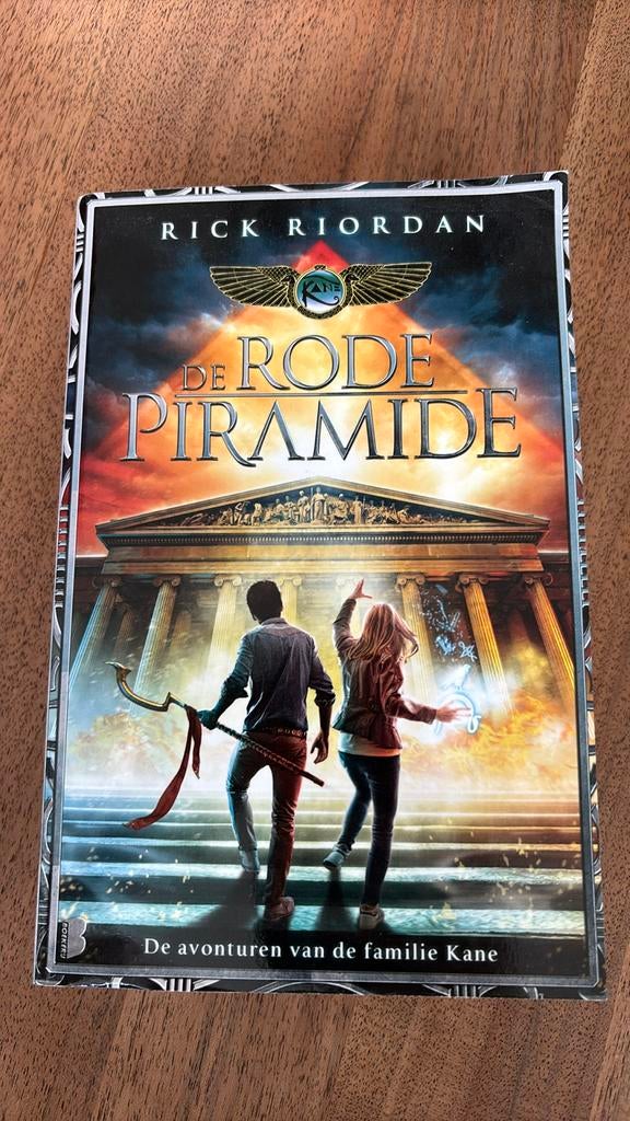 Rick Riordan - De rode piramide, Boeken, Kinderboeken | Jeugd | 13 jaar en ouder, Zo goed als nieuw, Ophalen