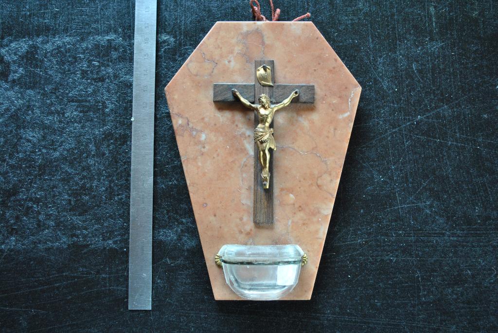 Bénitier Christ en croix (en bois) sur marbre de couleur, Enlèvement ou Envoi