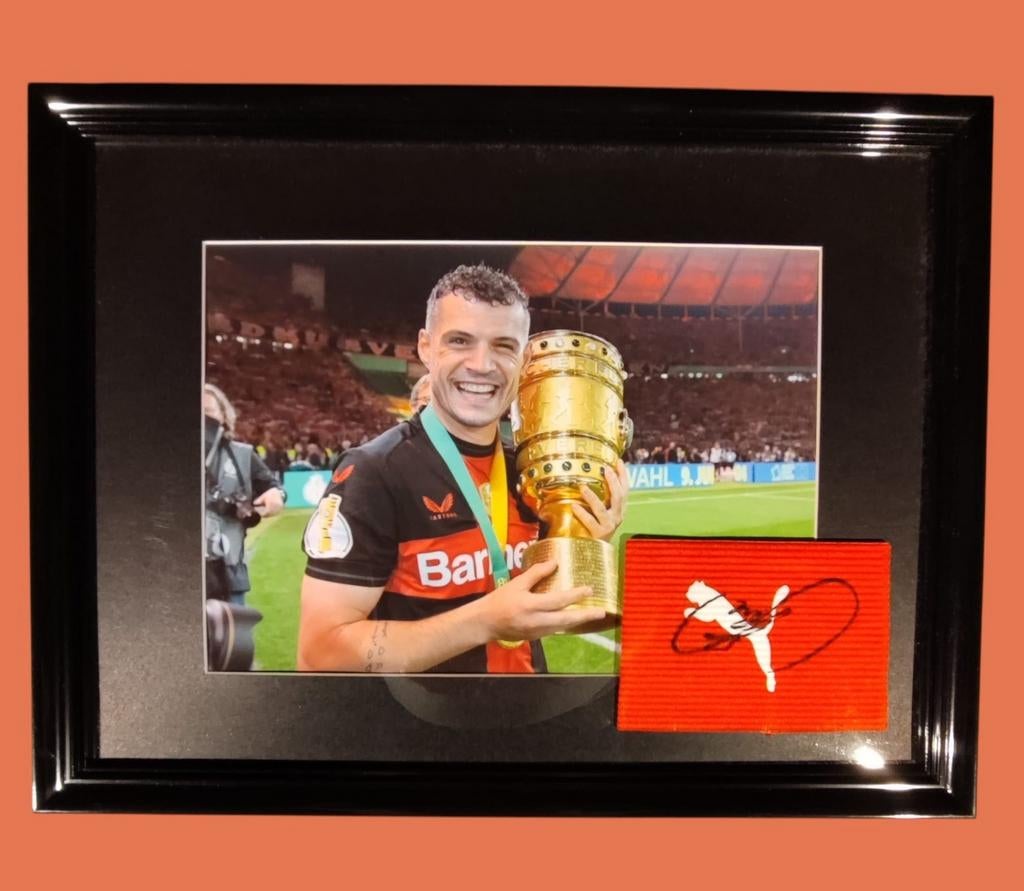 Aanvoerdersband gesigneerd door Granit Xhaka Leverkusen coa, Ophalen of Verzenden, Nieuw
