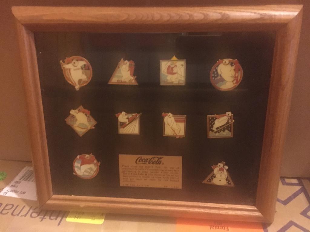 Coca cola Pins set framed, Ophalen of Verzenden, Merk, Speldje of Pin