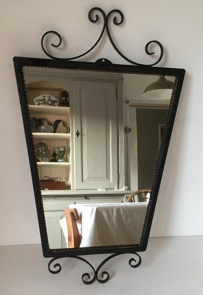 Brocante spiegel in gietijzeren kader, Huis en Inrichting, Woonaccessoires | Spiegels, Ophalen of Verzenden, Gebruikt