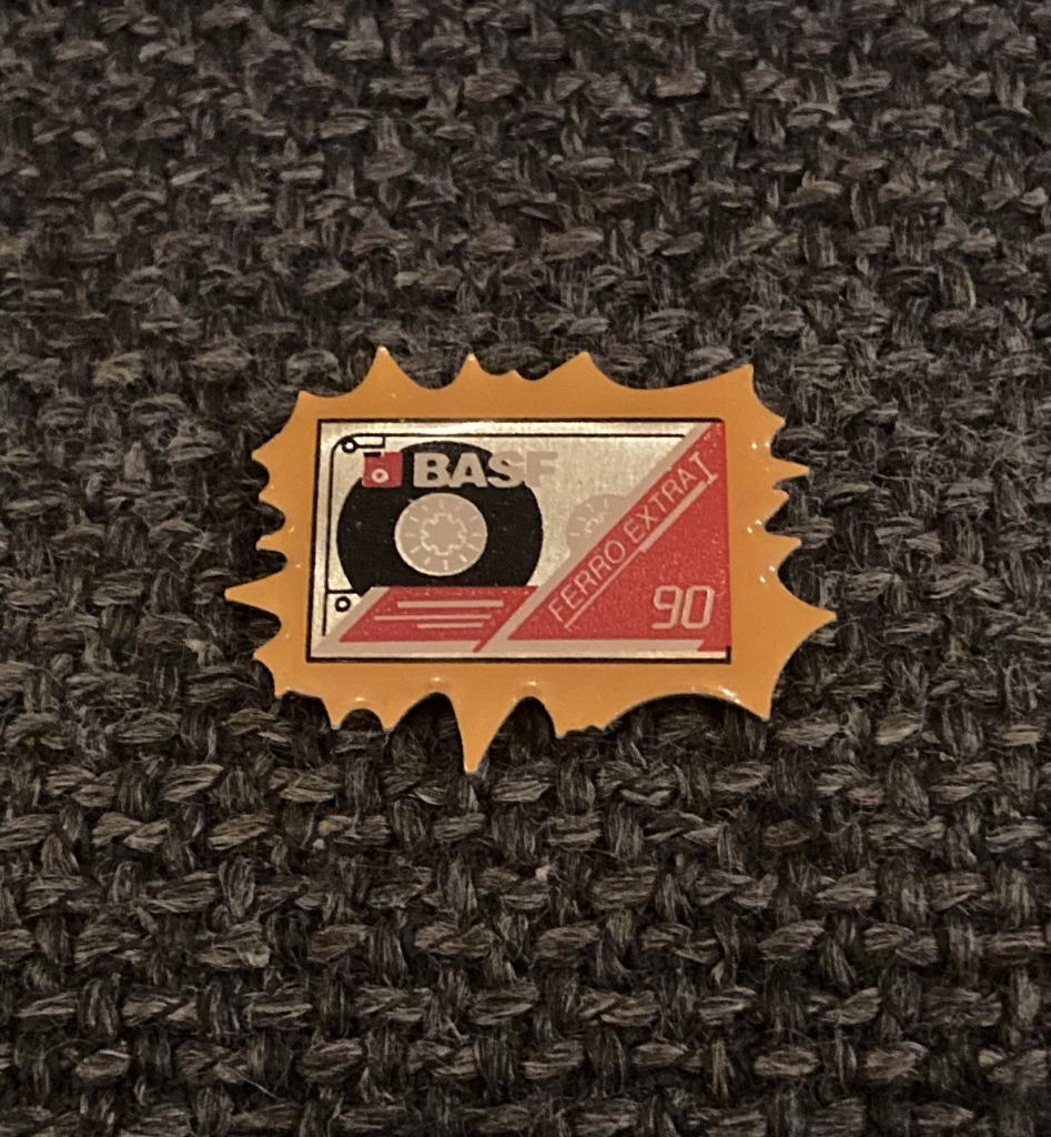 PIN - BASF - CASSETTE, Envoi, Utilisé, Marque, Insigne ou Pin's