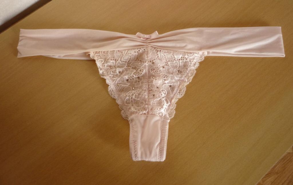 Lichtroze satijnen string met kant en strasssteentjes Maat L, Kleding | Dames, Ondergoed en Lingerie, Ophalen of Verzenden, String