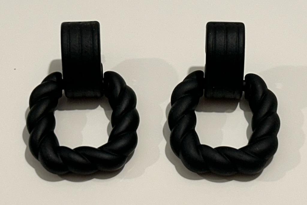 Zwarte oorsteker met gedraaid vierkant, Bijoux, Sacs & Beauté, Boucles d'oreilles, Enlèvement ou Envoi, Neuf, Noir, Pendantes