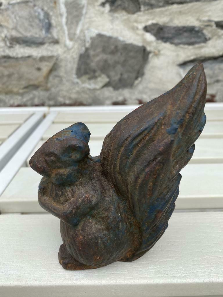 Très jolie ancien écureuil en fonte le poids est de 700 gr