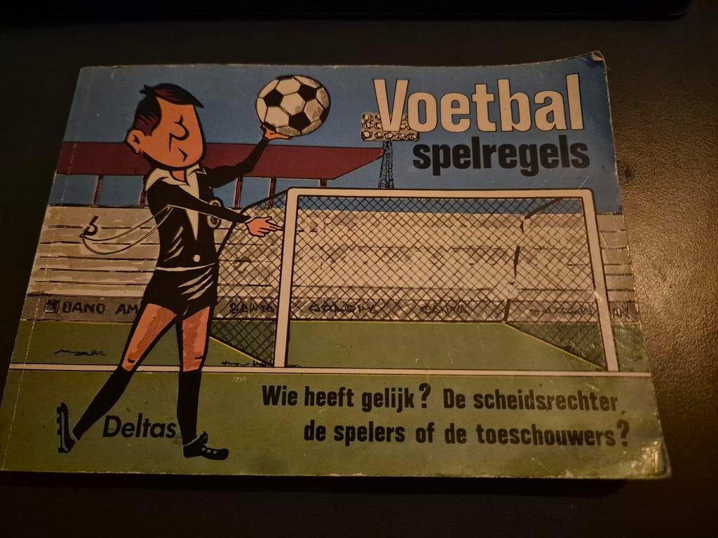 Voetbal spelregels - 1981, Verzamelen, Ophalen of Verzenden, Zo goed als nieuw, Boek of Tijdschrift