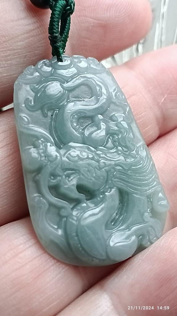 Pendentif sculpté en jade naturel type A, Neuf, Pierre ou Minéral, Enlèvement ou Envoi, Vert