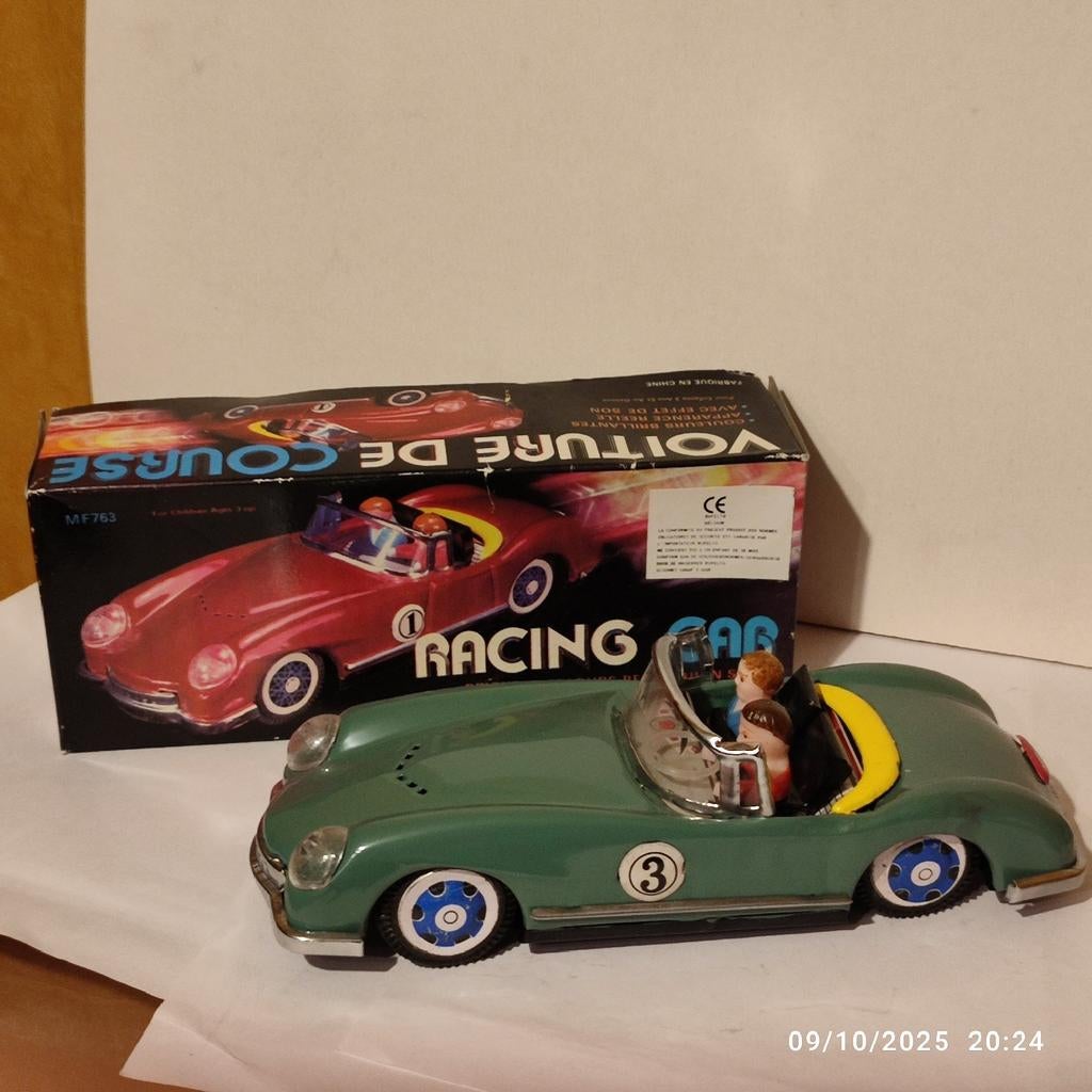 Ancienne voiture en tôle avec sa boîte ., Enlèvement ou Envoi, Neuf