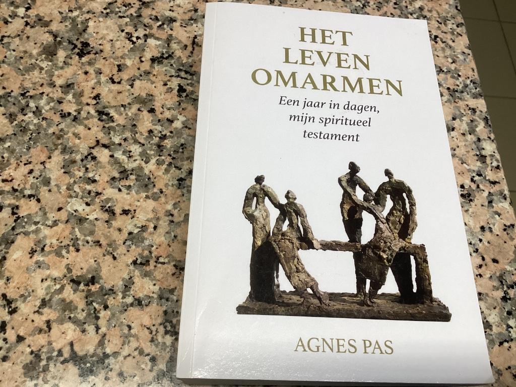 HET LEVEN OMARMEN. Een jaar in dagen, mijn spiritueel testam, Enlèvement ou Envoi, Comme neuf, Arrière-plan et information