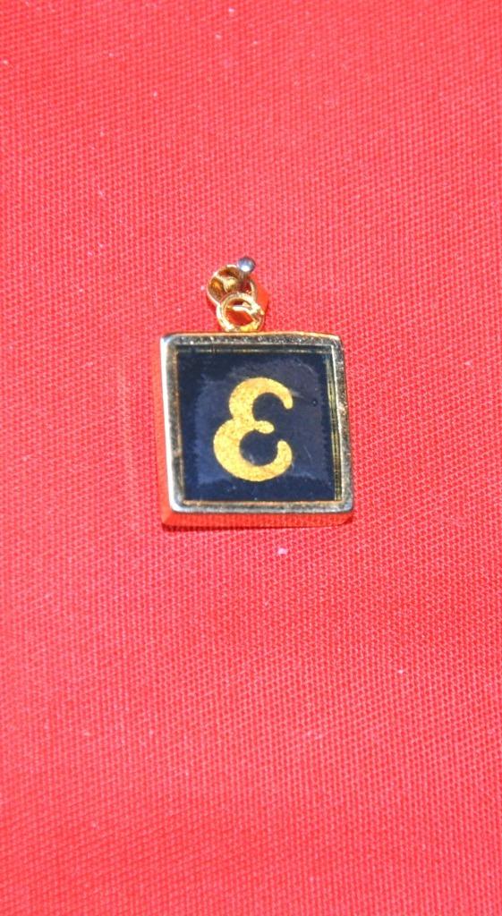 pendentif alphabetique lettre E (x2018), Enlèvement ou Envoi, Utilisé, Autres couleurs, Autres matériaux
