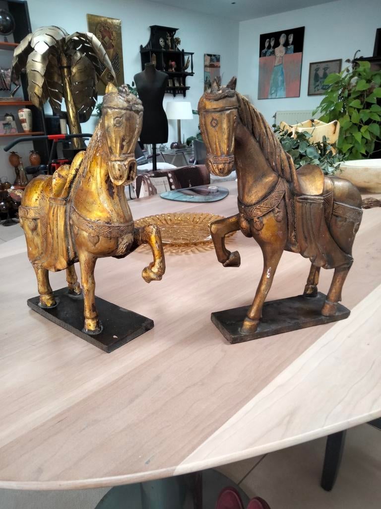 2 Houten vergulde paarden op houten staander.hoogte 32 cm, Ophalen