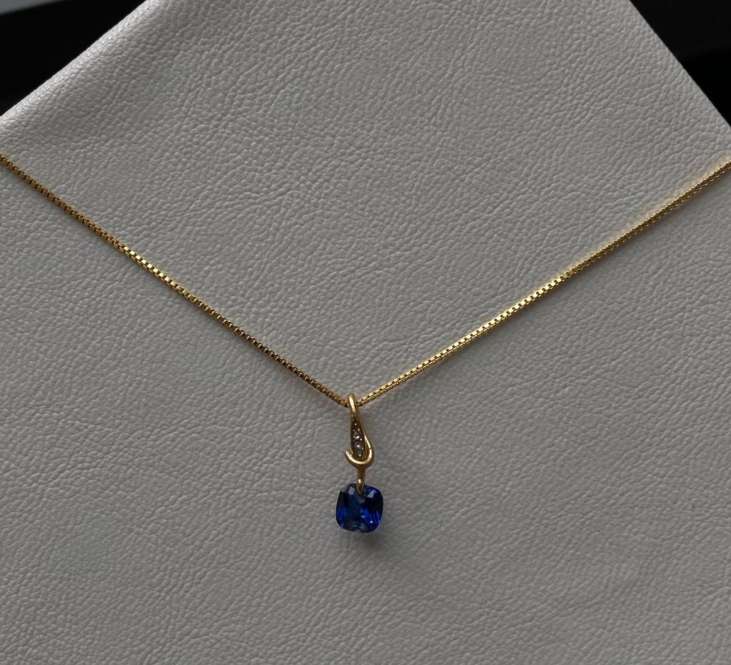 Collier avec pendentif en saphir en forme cushion, Neuf, Avec pierre précieuse, Enlèvement ou Envoi, Bleu