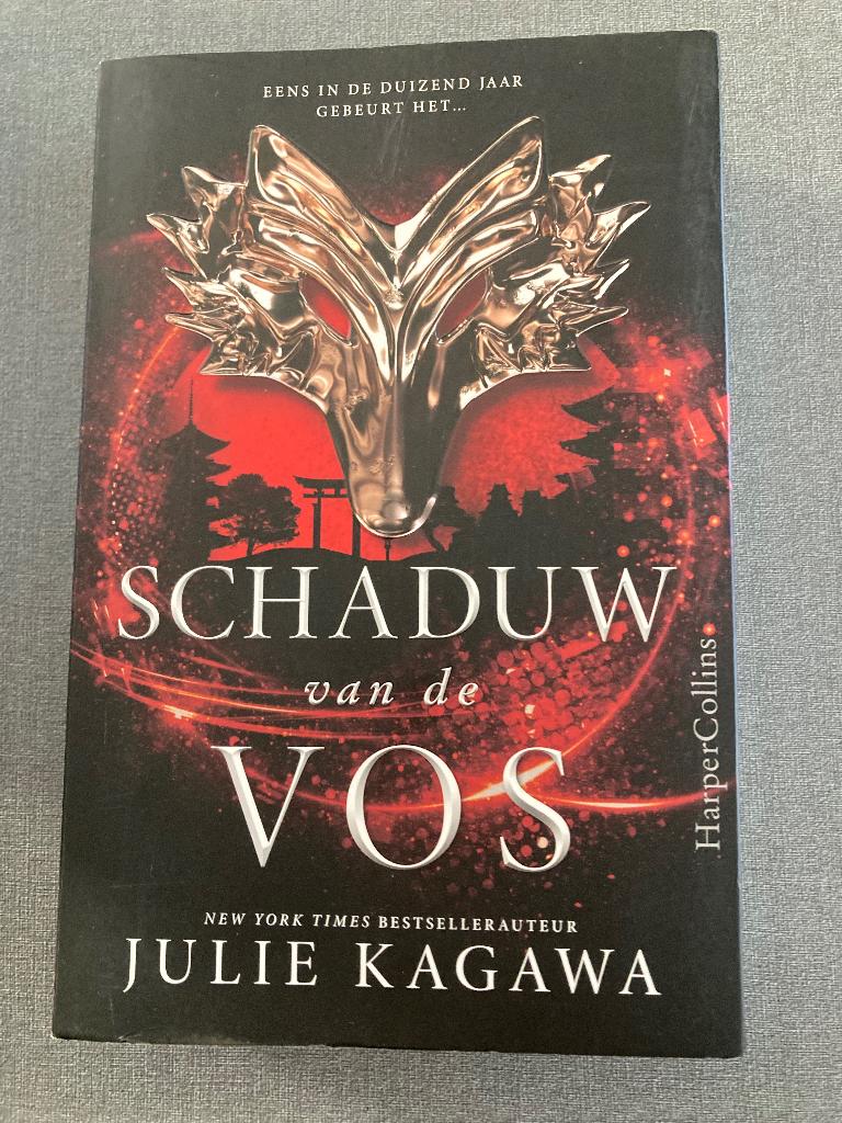 Boek Schaduw van de vos - Julie Kagawa, Ophalen, Zo goed als nieuw
