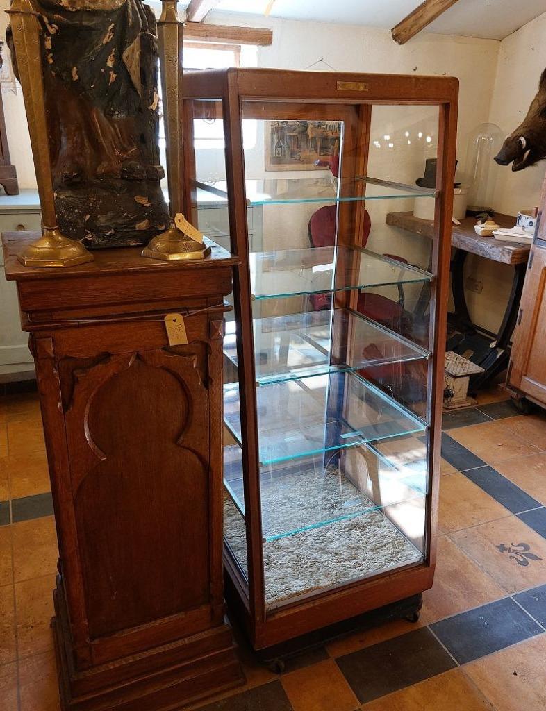 oude hoge smalle bakkersvitrine  oude vitrine, Ophalen