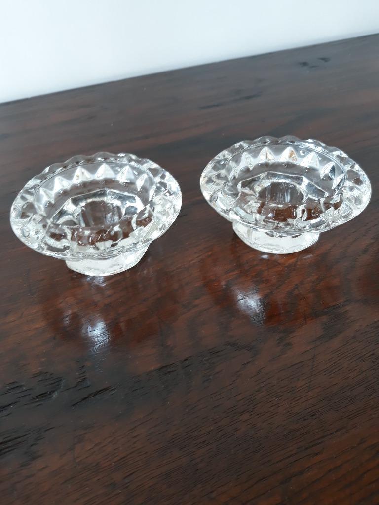 set van twee glazen kaarshouders in geperst glas, Enlèvement