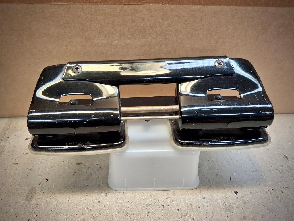 Oude vier gaten perforator, Ophalen