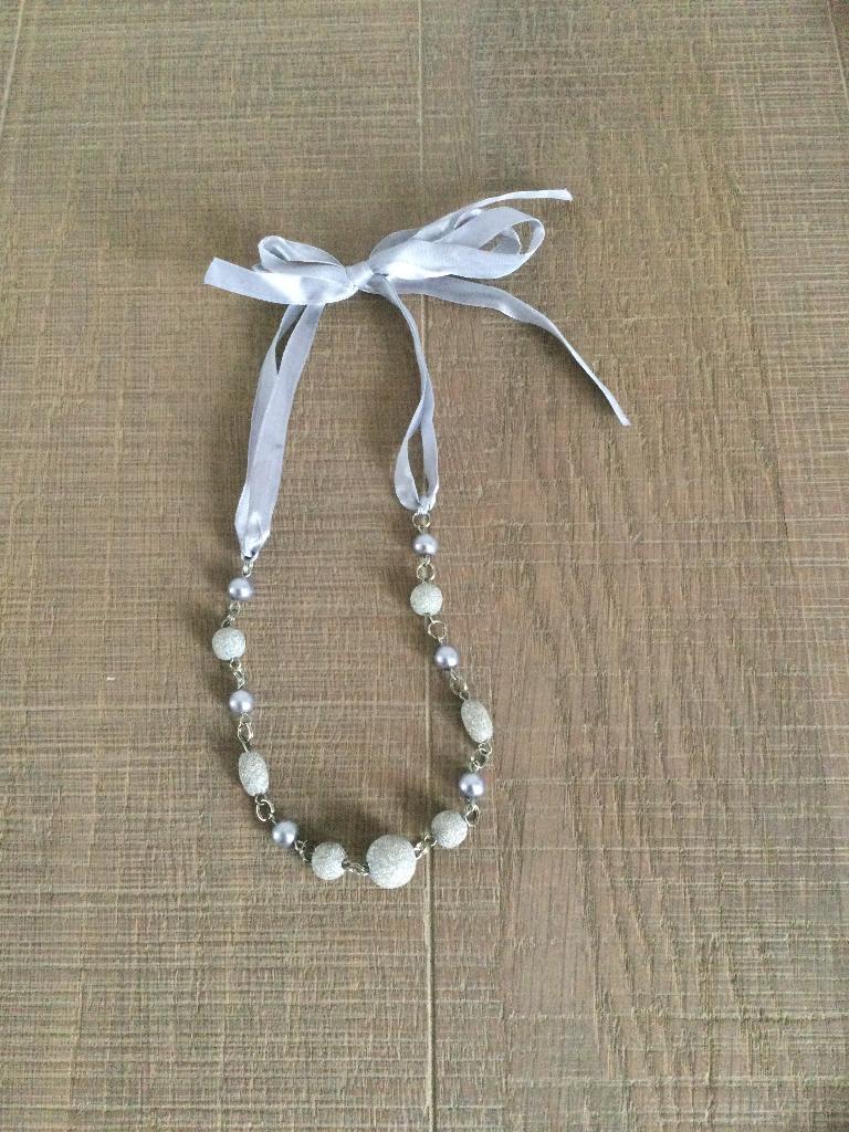 Leuke ketting met strik, Handtassen en Accessoires, Kettingen, Ophalen of Verzenden, Zo goed als nieuw, Grijs