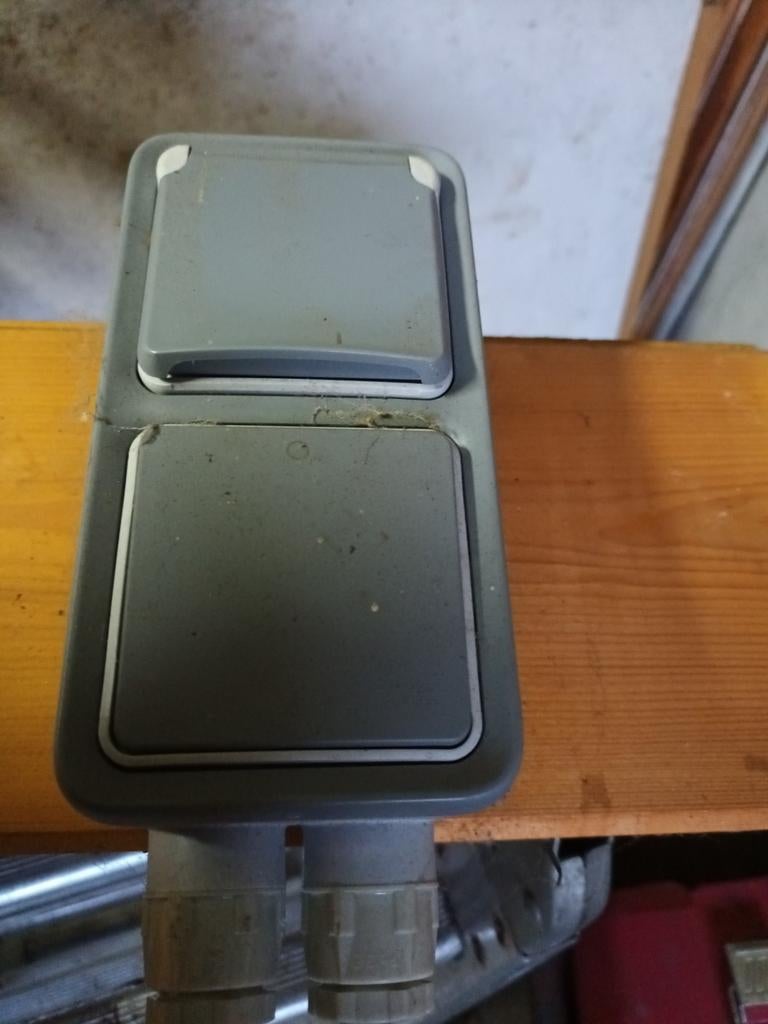 een stopcontact en dubbel polige schakelaar opbouw, Ophalen of Verzenden, Zo goed als nieuw, Schakelaar