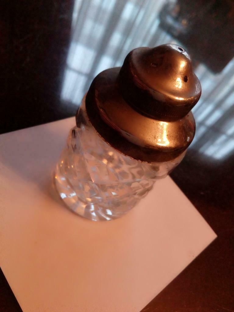 Salière ancienne, Enlèvement