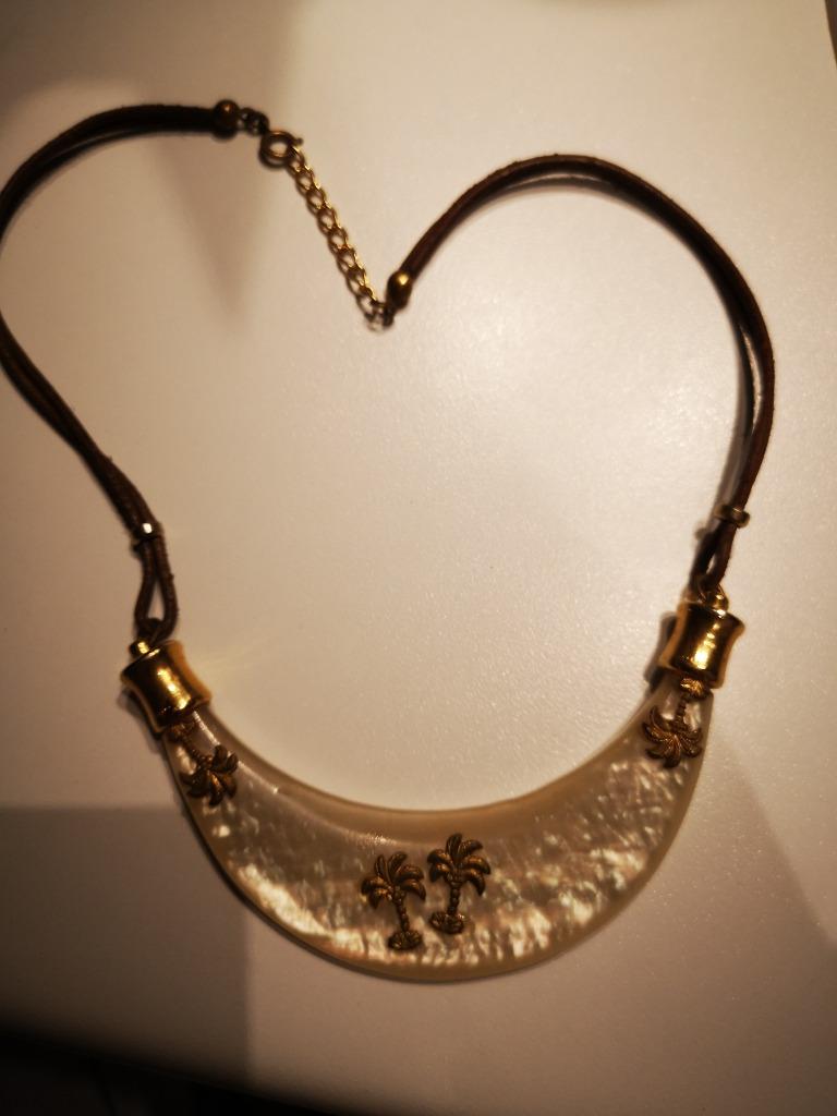 Collier avec cordons en cuir et plaque aspect ivoire, Enlèvement ou Envoi