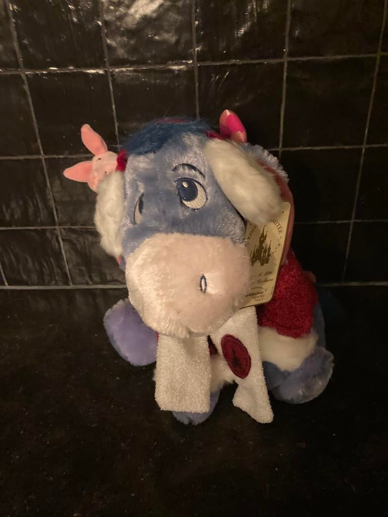 Disney- Eeyore knuffel met kerstkado-origineel label, Kinderen en Baby's, Ophalen of Verzenden, Nieuw