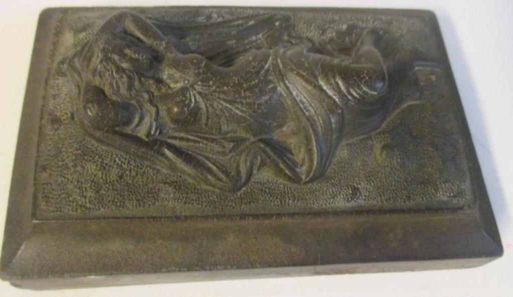 presse-papier ancien dame victorienne sur la tombe, Antiquités & Art, Envoi