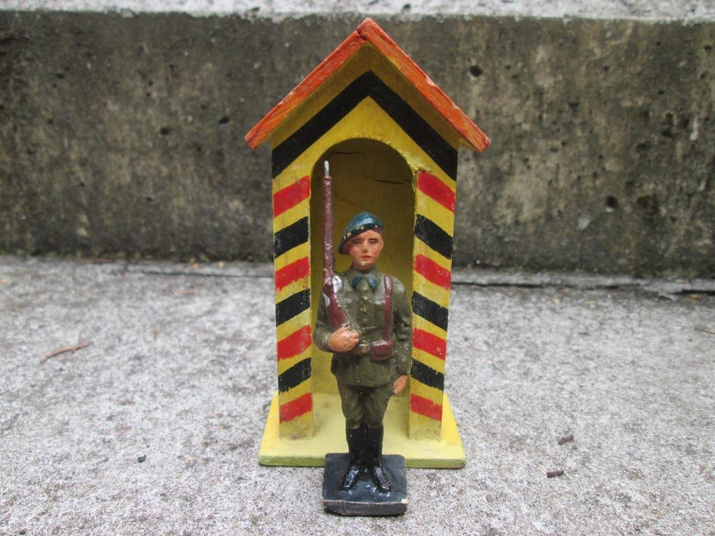 DURSO Ardeense jager in wachthokje met de Nationale kleuren., Ophalen of Verzenden