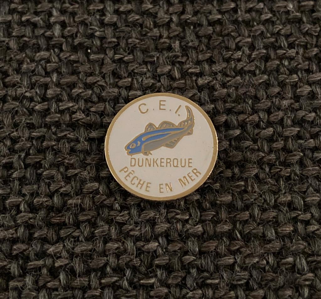 PIN - C.E.I. - DUNKERQUE - PÊCHE EN MER - VIS - POISSON - FI, Envoi, Utilisé, Autres sujets/thèmes, Insigne ou Pin's