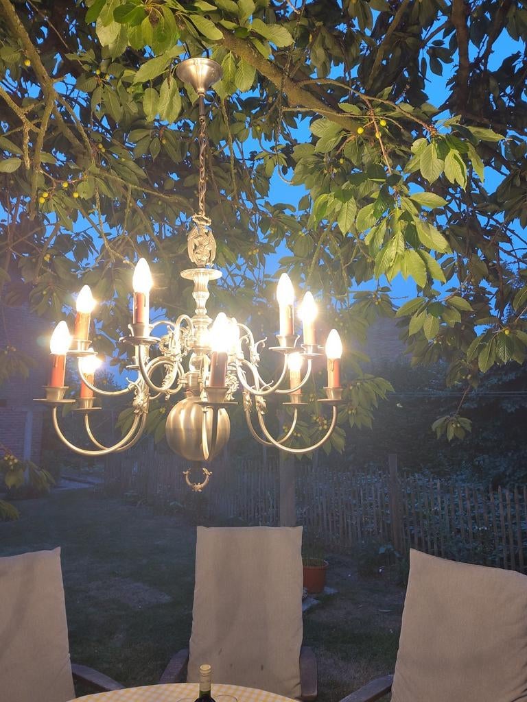 Lustre en forme d'aigle orné, Enlèvement