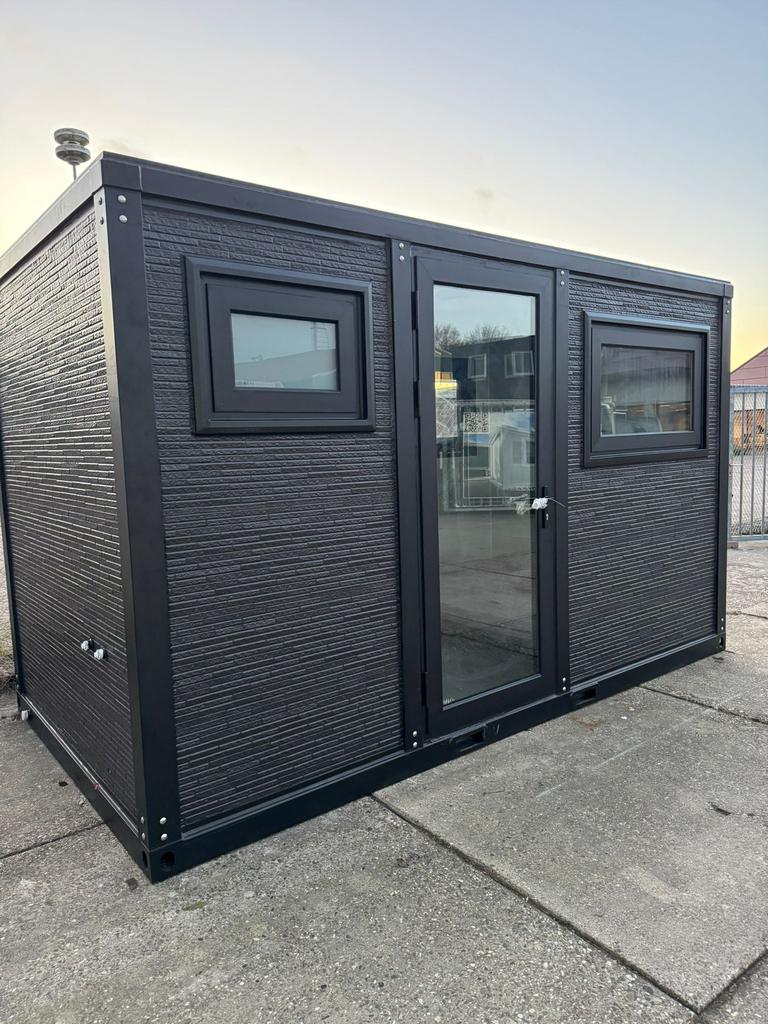 Tijdelijke woonruimte met sanitair, Ophalen, Overige materialen, 200 tot 400 cm, 3 ramen of meer