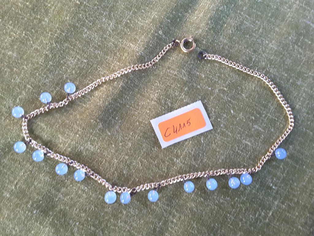 collier ras de cou 41cm doré et 15 petites boules bleu C4115, Bijoux, Sacs & Beauté, Colliers, Enlèvement ou Envoi, Neuf, Bleu