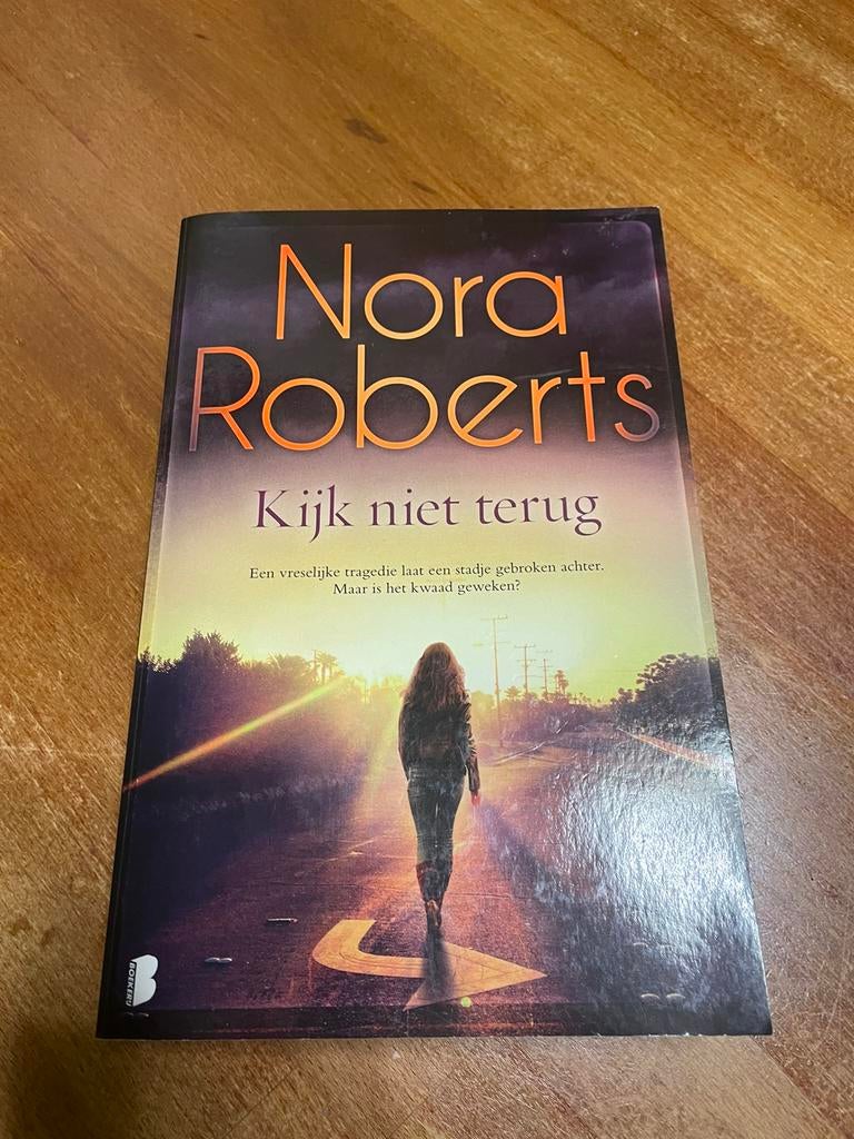 Kijk niet terug / Nora Roberts, Ophalen of Verzenden, Gelezen