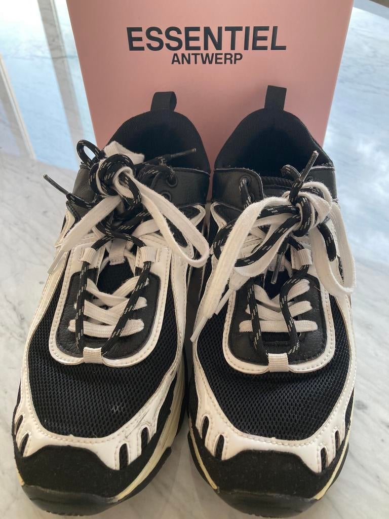 Sneakers Essentieel, Zwart, Ophalen of Verzenden, Zo goed als nieuw, Sneakers