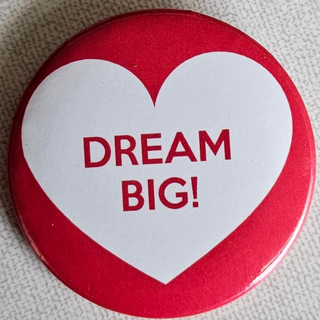 Bouton Dream Big
Il s'agit d'un bouton rouge et blanc, Enlèvement ou Envoi, Comme neuf, Bouton