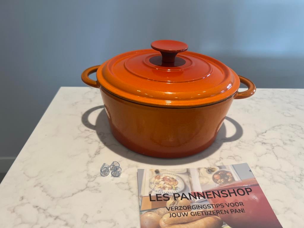 Staub braadpan 20 cm in gevlamd Oranje in uitstekende staat, Huis en Inrichting, Keuken | Potten en Pannen, Gietijzer, Ophalen of Verzenden
