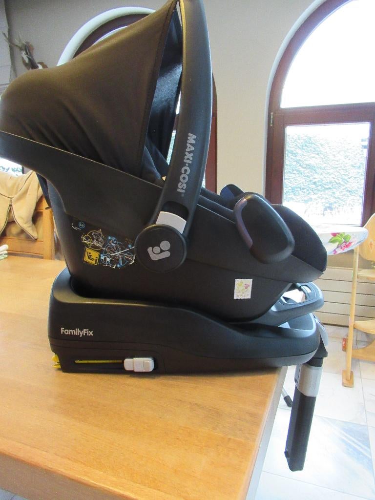 maxi-cosi met familyfix-zonneklep en verkleiner aanwezig, Kinderen en Baby's, Ophalen