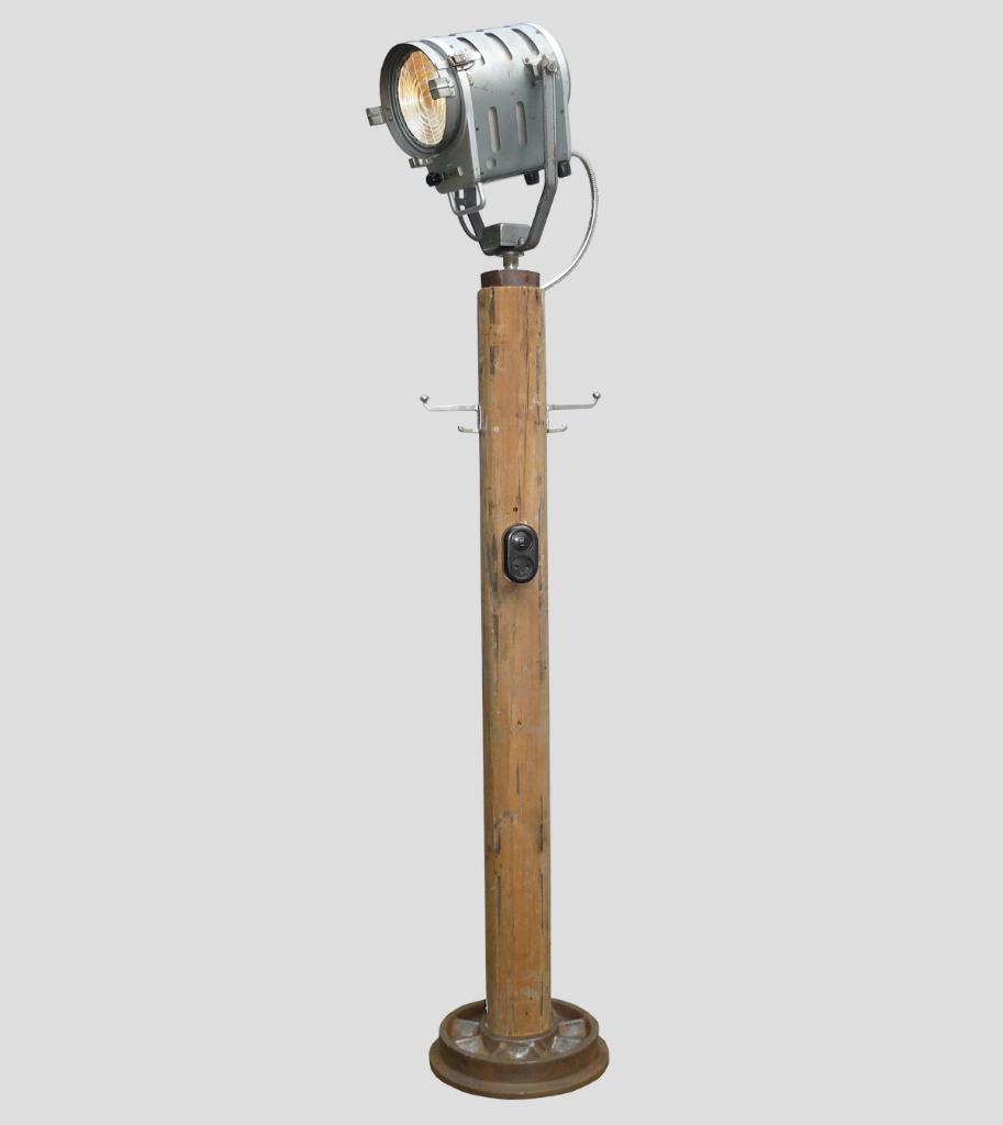 Oude Theaterlamp vloerlamp Philips op hout trein wiel, Huis en Inrichting, Lampen | Vloerlampen, Gebruikt, 150 tot 200 cm, Hout