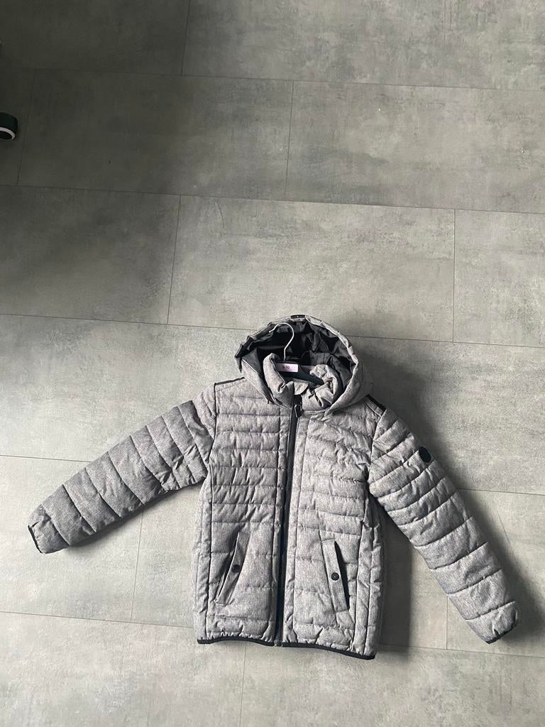 Grijze winterjas met afneembare kap maat 140, Kinderen en Baby's, Kinderkleding | Maat 140, Fish & Chips, Gebruikt, Ophalen of Verzenden