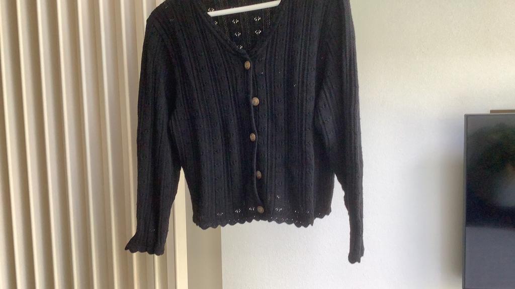 Mooi afgewerkte, zwarte, katoenen cardigan. 36/38., Ophalen of Verzenden, Gedragen, Maat 38/40 (M), Zwart