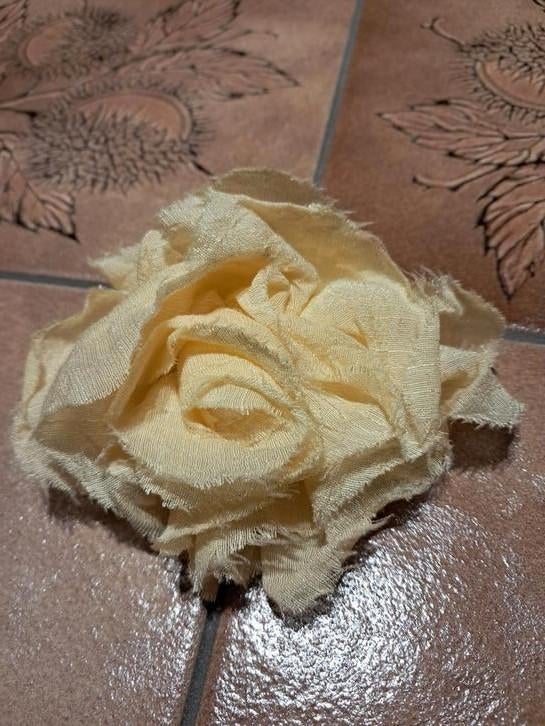Broche-pince de cérémonie en tissu rose jaune, 7 à 10 cm, Comme neuf, Autres matériaux, Jaune