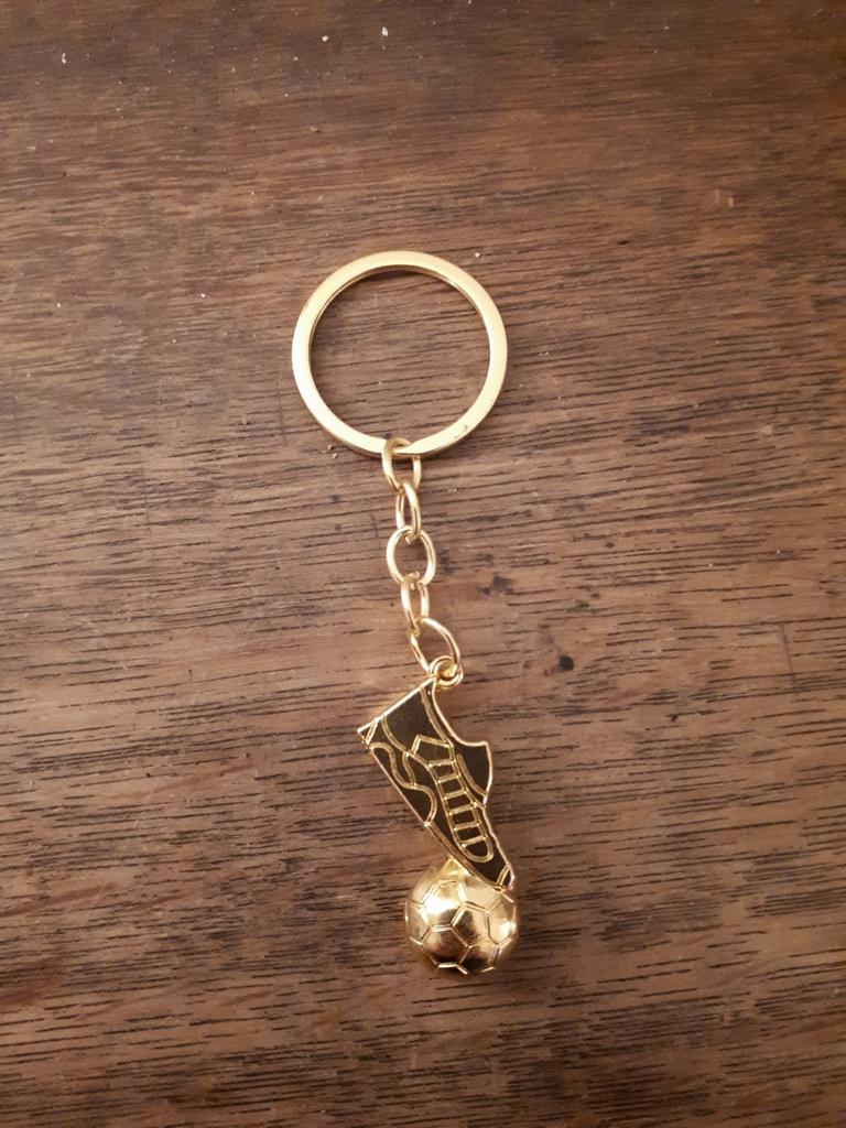 Sleutelhanger goudkleurige voetbalschoen met bal, Verzamelen, Ophalen of Verzenden, Nieuw, Sport