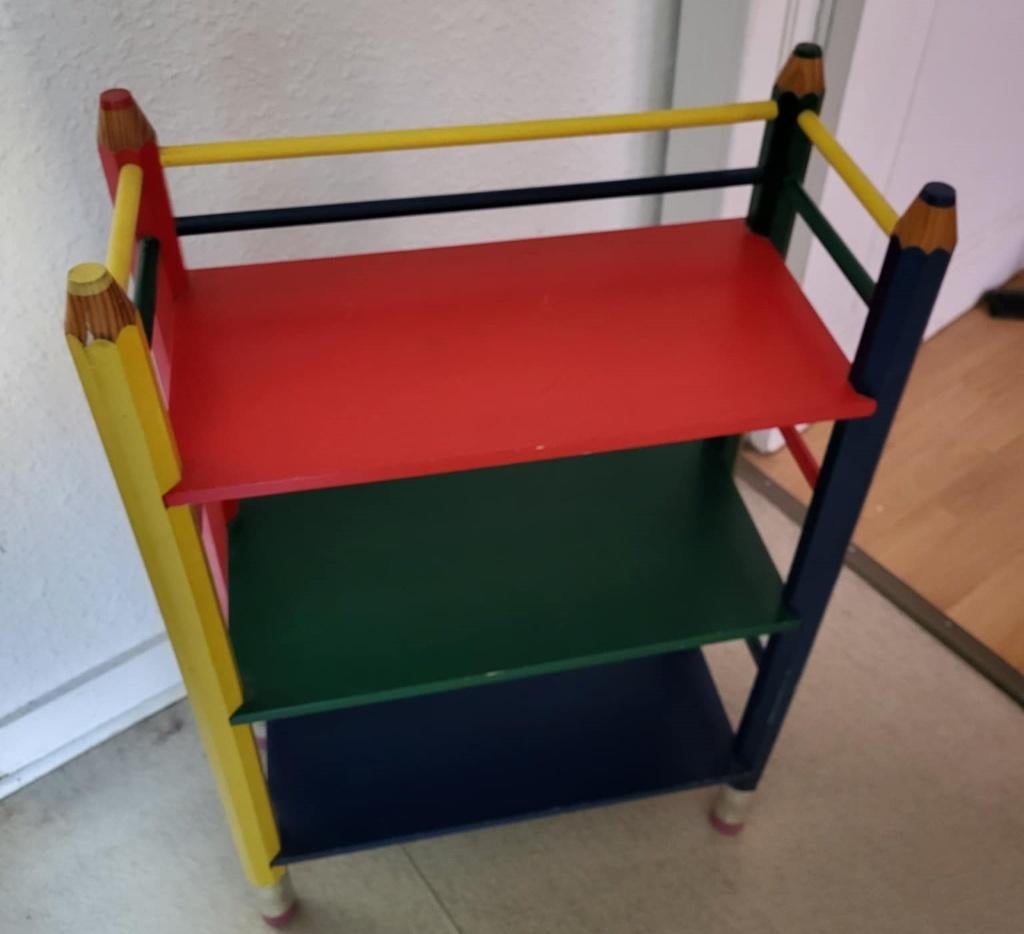 Etagère pour enfant  en forme de crayons, Divers, Enlèvement