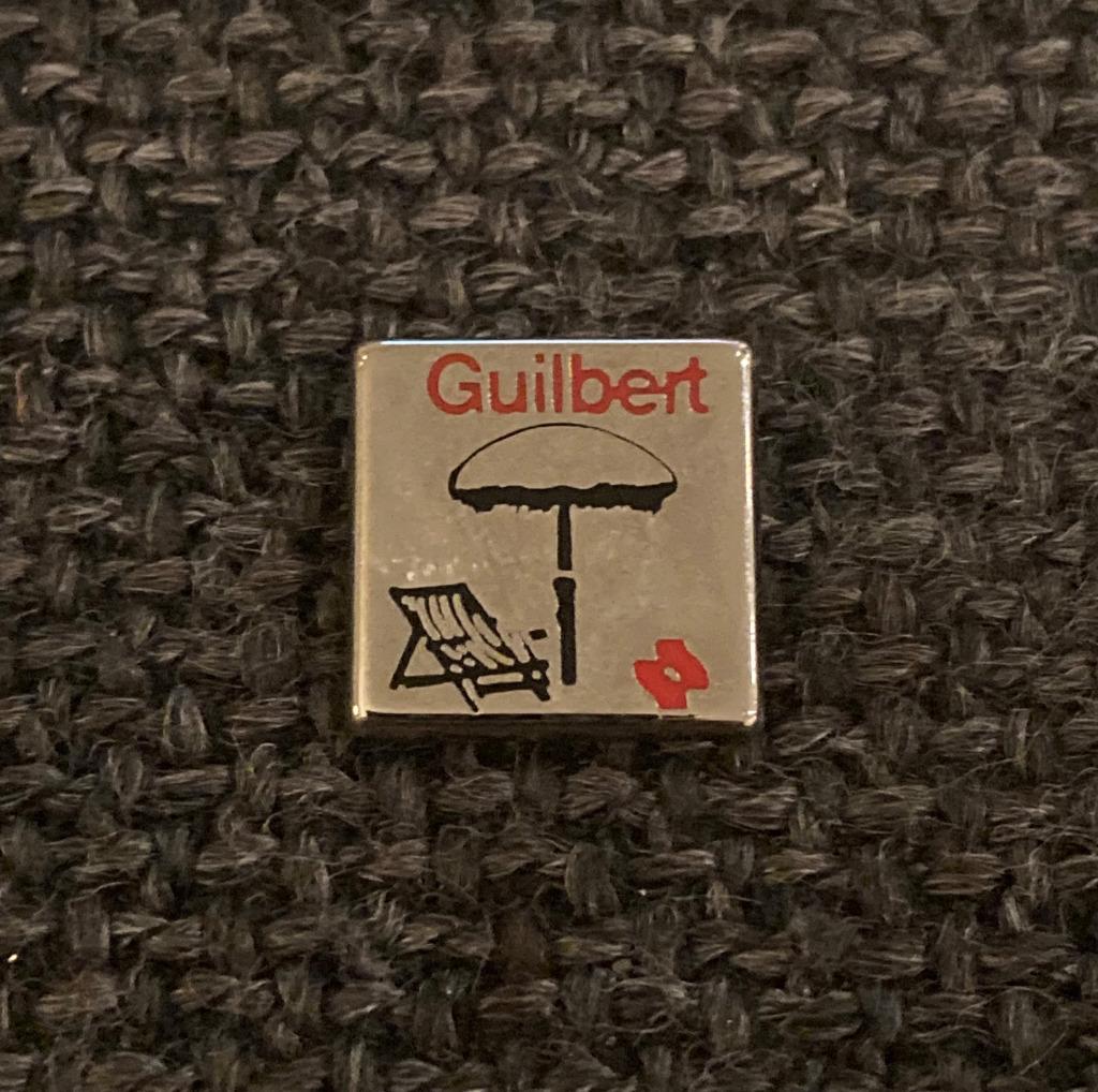 PIN - GUILBERT - STRANDSTOEL - PARASOL, Verzamelen, Verzenden, Gebruikt, Overige onderwerpen, Speldje of Pin