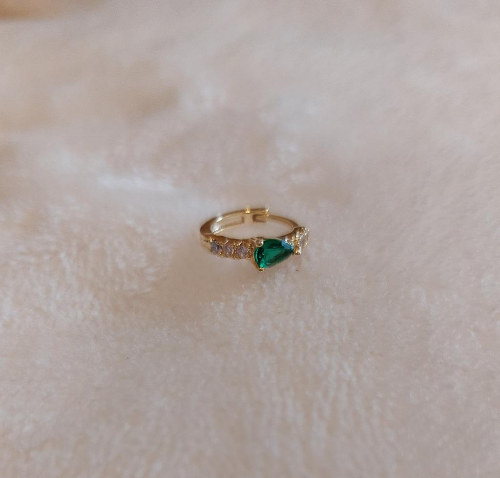 Nieuwe vergulde 'huggie' oorring met groen en witte steentje, Handtassen en Accessoires, Oorbellen, Ophalen of Verzenden, Nieuw