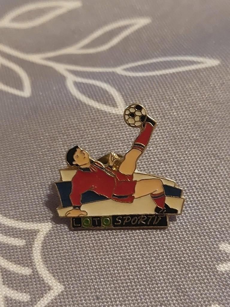 pin/speldje : Loto Sportif / Voetbal / Omhaal, Verzamelen, Speldjes, Pins en Buttons, Zo goed als nieuw, Speldje of Pin, Sport