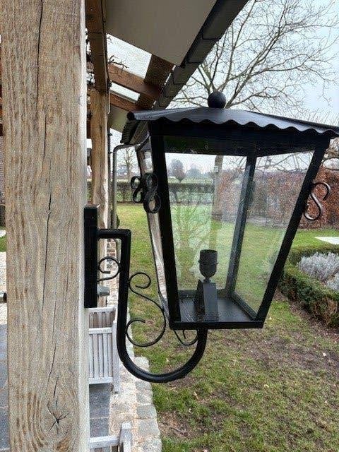 Muurlantaarn zwart smeedijzer 110€, Ophalen, Gebruikt, Staal, Wandlamp