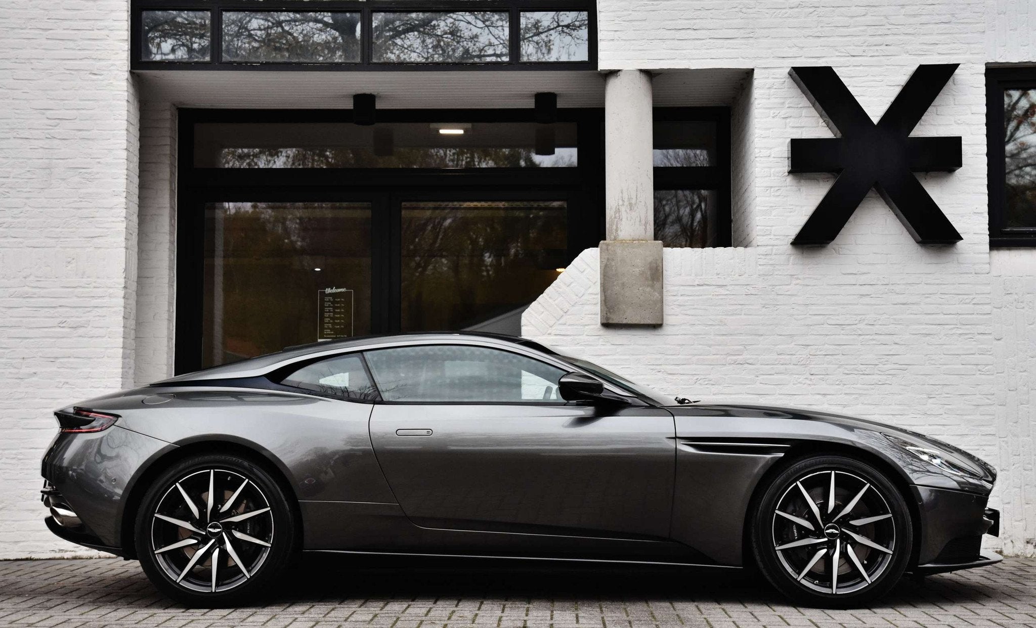 Aston Martin DB11 V8 COUPE *1HD / FULL ASTON MARTIN HISTORY*, Auto's, 4 zetels, Achterwielaandrijving, Geheel digitaal combi-instrument