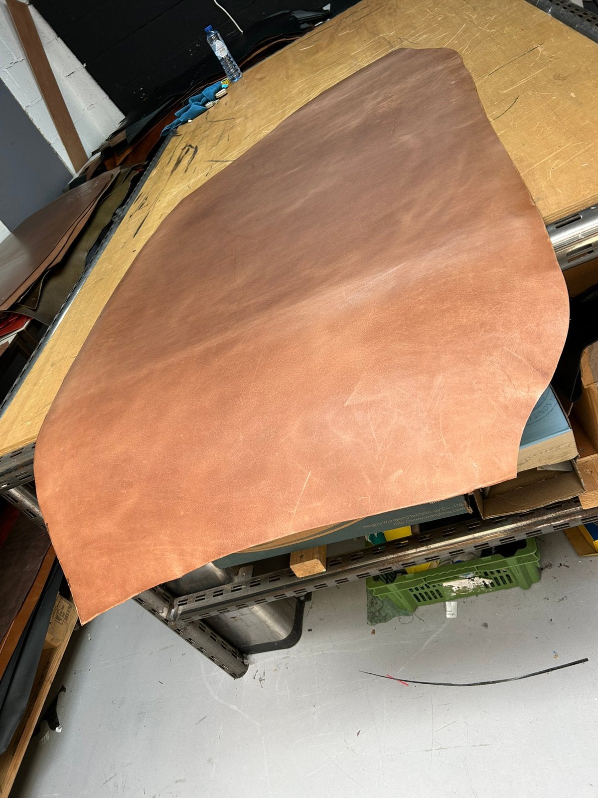 Lichtbruin patina tuigleer 3-3,5 mm dikte half soepel nr 3, Hobby en Vrije tijd, Stoffen en Lappen, Ophalen of Verzenden, Zo goed als nieuw