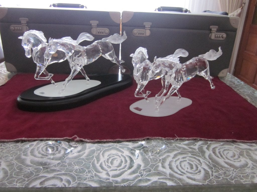 SWAROVSKI 2 SETS GELIMITEERDE WILDE PAARDEN JAARTAL 2001, Ophalen of Verzenden, Zo goed als nieuw, Figuurtje
