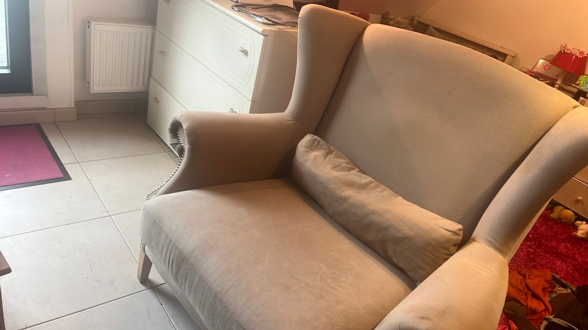 Loveseat beige met spikes licht gebruikers sporen landelijk, Ophalen, Zo goed als nieuw